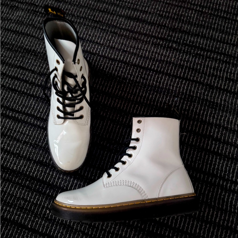Dr. Martens Zavala Leather Glossy Shiny Charol White Combat Boots ties Ladies 9